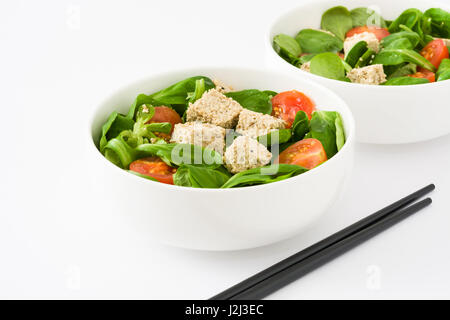 Vegane Tofu-Salat mit Tomaten und Feldsalat isoliert auf weißem Hintergrund Stockfoto