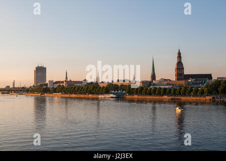 Altstadt von Riga Sommer Sonnenuntergang Skyline mit Fluss Daugava Stockfoto