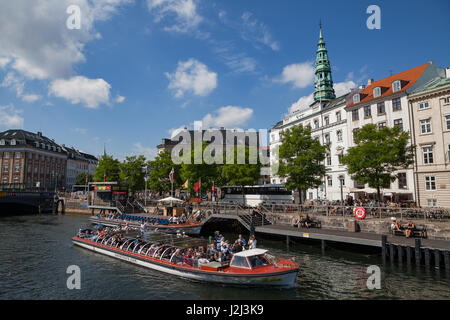 Kopenhagen, Dänemark - 26. Juni 2016: Menschen genießen Bootsfahrten von Stadtzentrum entfernt Stockfoto