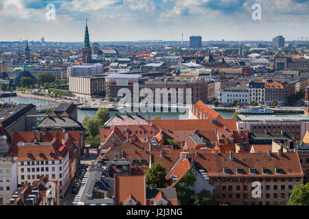 Luftaufnahme von Copenhagen roten Dächern und Kanal. Kirchen und Paläste der dänischen Hauptstadt. Stockfoto