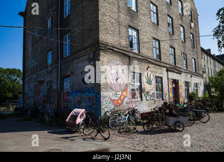 Kopenhagen, Dänemark - 26. Juni 2016: alte Fahrräder entlang verlassenen Gebäude mit Graffiti. Christiania. Stockfoto