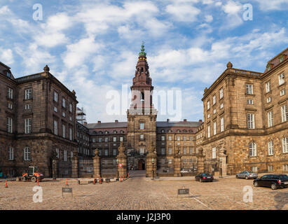 Kopenhagen, Dänemark - 26. Juni 2016: Schloss Christiansborg befindet sich das dänische Parlament und die königlichen Stallungen. Stockfoto