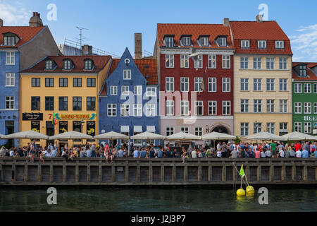 Kopenhagen, Dänemark - 26. Juni 2016: Menschen sind entspannend in kleinen Kanal mit bunten Häusern und Booten Stockfoto