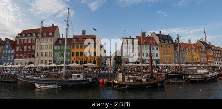 Kopenhagen, Dänemark - 26. Juni 2016: Menschen sind entspannend in kleinen Kanal mit bunten Häusern und Booten. Panorama-Blick. Stockfoto