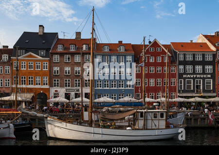 Kopenhagen, Dänemark - 26. Juni 2016: Menschen sind entspannend in kleinen Kanal mit bunten Häusern und Booten Stockfoto