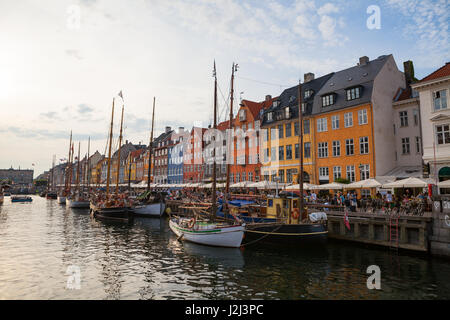 Kopenhagen, Dänemark - 26. Juni 2016: Menschen sind entspannend in kleinen Kanal mit bunten Häusern und Booten Stockfoto