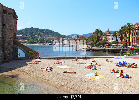 RAPALLO, Italien - 28. Juni 2016: Strand von Rapallo Resort in der Provinz Genua an der ligurischen Küste Stockfoto