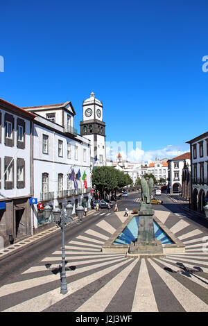 Stadtplatz (Praca Do Municipio) gesehen vom Rathaus in der Innenstadt von Ponta Delgada auf der Insel Sao Miguel, Azoren Stockfoto