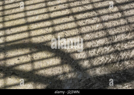 Abstrakte Schatten der Metallgitter auf Betonboden Oberfläche. Stockfoto