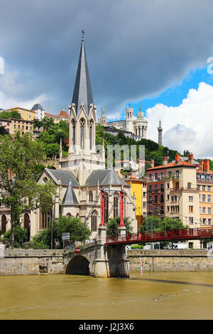 Kirche St. Georges und St. Georges Brücke über die Saône mit Basilika von Notre-Dame de Fourvière auf dem Hintergrund, Lyon, Frankreich Stockfoto