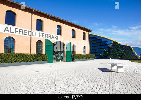 MODENA, Italien - SEPTEMBER 9: Museum Casa Enzo Ferrari am 9. September 2013 in Modena. Museum eröffnete im März 201. Stockfoto