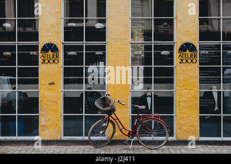 Kopenhagen, Dänemark, 26. Juni 2016: Vintage Fahrrad mit Korb in der Nähe einer Mall auf der Straße geparkt Stockfoto