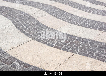 Perspektivische Ansicht des Grunge geknackt weiße Marmor Ziegel Stein auf dem Boden für Straße Straße. Gehweg, Auffahrt, Pflastersteine, Pflaster im Vintage Design Bodenbelag Platz Muster Textur Hintergrund Stockfoto