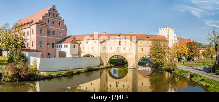 Historische Watergate neben einen schönen Herbst farbige Stadtpark in Amberg Stockfoto