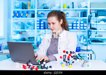 Wissenschaftlerin mit Laptop im Labor. Stockfoto