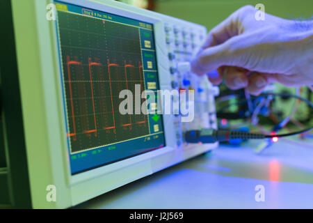 Systemsteuerung auf Spezialisten Messgerät im Labor. Stockfoto