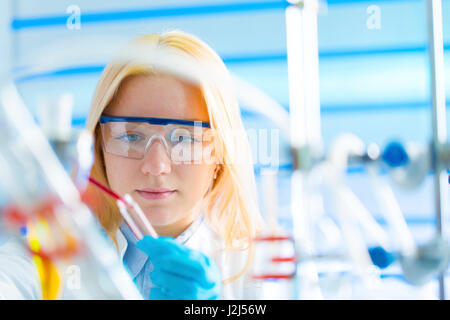 Weiblicher Wissenschaftler arbeiten im Labor. Stockfoto