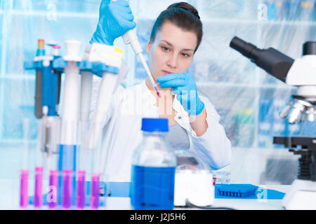 Wissenschaftlerin mit Pipette im Labor. Stockfoto