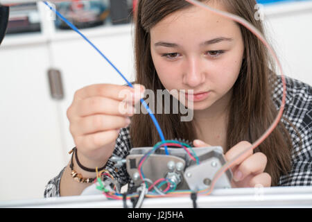 Weibliche Elektronik Student im Labor. Stockfoto