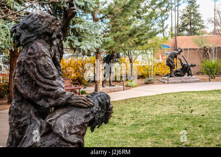 Braun Statuen der Kreuzigung von Jesus im Garten von Saint Francis Cathedral Stockfoto