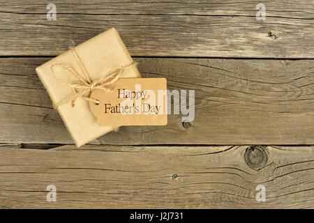 Brown-Vatertag Geschenk-Box mit Tag auf einem rustikalen Holz Hintergrund Stockfoto