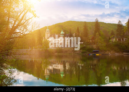 Nordfront des Lillafüred Palast in Miskolc, Ungarn. Lake Hamori im Vordergrund mit Reflexionen. Reisen im freien Wahrzeichen Hintergrund Stockfoto