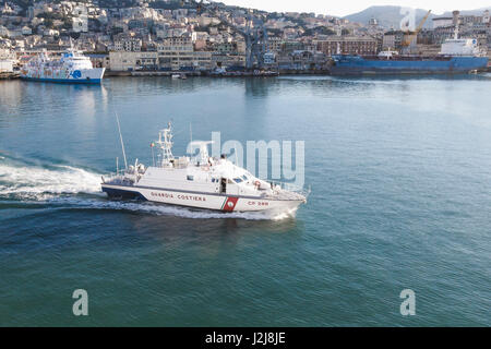 Ein Schiff der Guardia Costeria, der Küstenwache, während der Fahrt aus dem Hafen von Genua, Mittelmeer, Italien Stockfoto