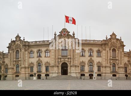 Lima, Peru - 24. April 2017: Präsidentenpalast in Peru Lima mit große Fahne an der Spitze. Stockfoto