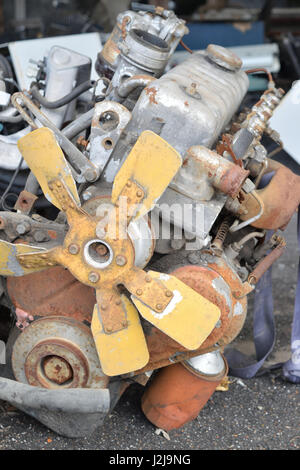 Alten verrosteten Motor bereit für den Abbau Prozess Stockfoto