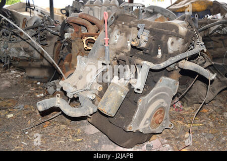 Alten verrosteten Motor bereit für den Abbau Prozess Stockfoto