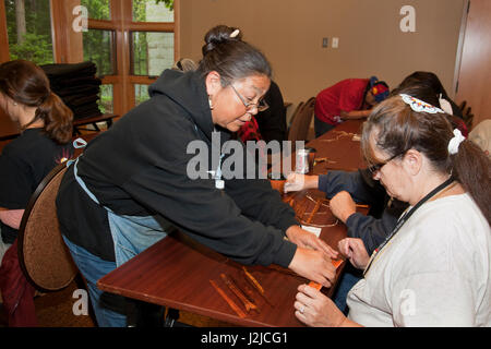 Gebürtige Amerikanerin zeigt Zeder Rinde Korbflechten, ein Klassenzimmer von Touristik-Spezialisten während eine Mobile Werkstatt Kulturreise bei einem Besuch in das neue Küsten-Salish Hibulb Kulturzentrum in Tulalip WA. Stockfoto