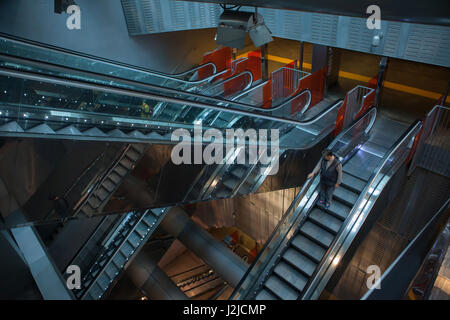 Die Passagiere nutzen Rolltreppen am Eingang zum U-Bahnhof Garibaldi französischen Architekten Dominique Perrault in Neapel Metro (Metropolitana di Napoli) an der Piazza Garibaldi in Neapel, Kampanien, Italien. Stockfoto