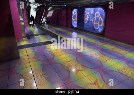 Fluggast verwendet die Unterführung am Eingang zur U-Bahn-Station Universita designed by kanadischer Architekt und Designer Karim Rashid in Neapel Metro (Metropolitana di Napoli) in Neapel, Kampanien, Italien. Stockfoto