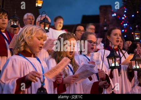 Mitglieder der Holy Trinity Choir singen Weihnachtslieder im Quadrat, Much Wenlock, Shropshire, England, UK Stockfoto