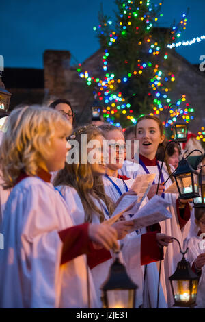 Mitglieder der Holy Trinity Choir singen Weihnachtslieder im Quadrat, Much Wenlock, Shropshire, England, UK Stockfoto