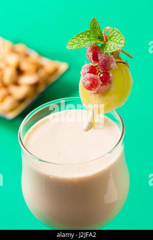 Gesunden Cashew-Smoothie mit Beilage. Stockfoto