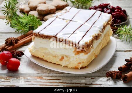 Sahne besteht aus zwei Schichten aus Blätterteig, gefüllt mit Schlagsahne. Party-dessert Stockfoto