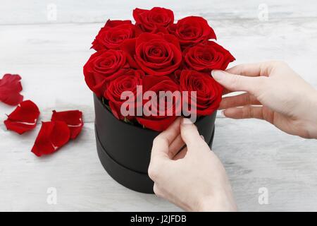 Blumengeschäft am Arbeitsplatz: Wie erstelle ich box mit Blumen, Schritt für Schritt Anleitung. Vorschlag oder Hochzeit Geschenk-Idee. Stockfoto