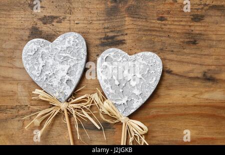 Graue Herzen auf hölzernen Hintergrund, Textfreiraum. Stockfoto