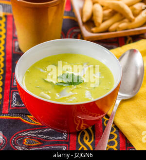 Eine Schüssel mit Fisch-Curry, typisch aus Thailand. Stockfoto