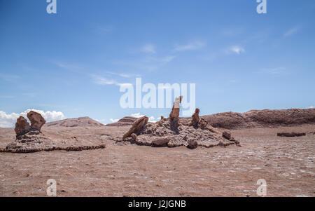 Tres Marias Felsformationen und Dinosaurier Kopf Felsen im Valle De La Luna (Mondtal), in der Nähe von San Pedro de Atacama in der Atacama-Wüste Stockfoto