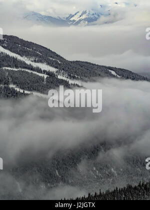 Neblige Sicht auf Berge in Whistler, Kanada. Stockfoto