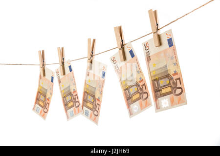 50 Euro-Banknoten, hängen, Wäscheleine auf weißem Hintergrund. Geldwäsche Konzept Geld Stockfoto