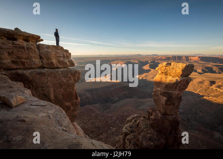 Whit Richardson, genießen die Aussicht vom Alternativsäge Punkt, Utah. Blick vom Rand des Bären Ohren National Monument. Stockfoto