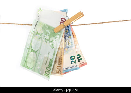 Euro-Banknoten, hängen, Wäscheleine auf weißem Hintergrund. Geldwäsche Konzept Geld. Closeup Stockfoto