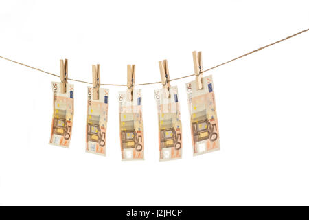 50 Euro-Banknoten, hängen, Wäscheleine auf weißem Hintergrund. Geldwäsche Konzept Geld Stockfoto