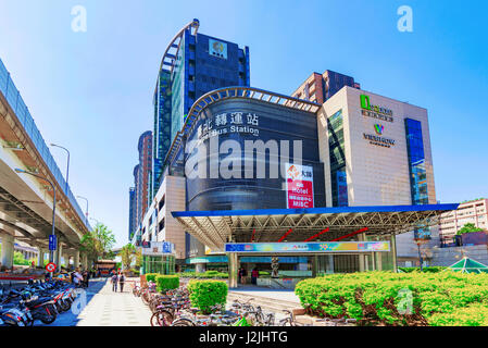 Taipeh, TAIWAN - APRIL 03: Dies ist das Taipei Langstrecken Bus Bahnhofsgebäude und Einkaufszentrum Q Square in der Innenstadt am 3. April 2017 in Stockfoto