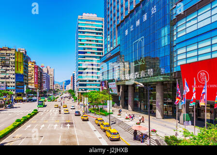 Taipeh, TAIWAN - APRIL 03: Dies ist der Eingang zum Einkaufszentrum Q Square ist eine beliebte Shopping Mall in und auf den zentralen Busbahnhof verbunden Stockfoto