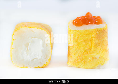 Rollen mit Kaviar in ein Omelett auf weißem Hintergrund, Makro Stockfoto