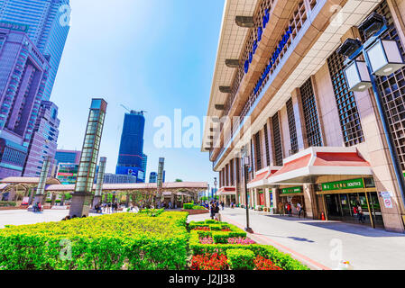 Taipeh, TAIWAN - APRIL 03: Taipei Hauptbahnhof Eingang und Gebäude der Stadt befindet sich in der Innenstadt von Taipei am 3. April 2017 in Taipei Stockfoto